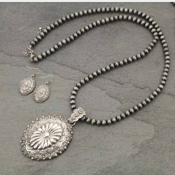 Jewelry - Chunky Concho Navajo Style Pearl Necklace Jewelry - Chunky Concho Navajo Style Pearl Necklace